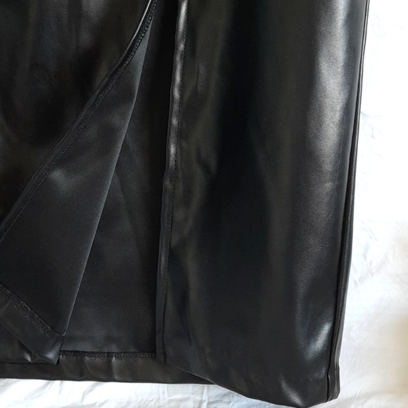 H. HALSTON BLACK FAUX LEATHER MIDI SKIRT . SIZE MEDIUM . - Picture 3 of 6